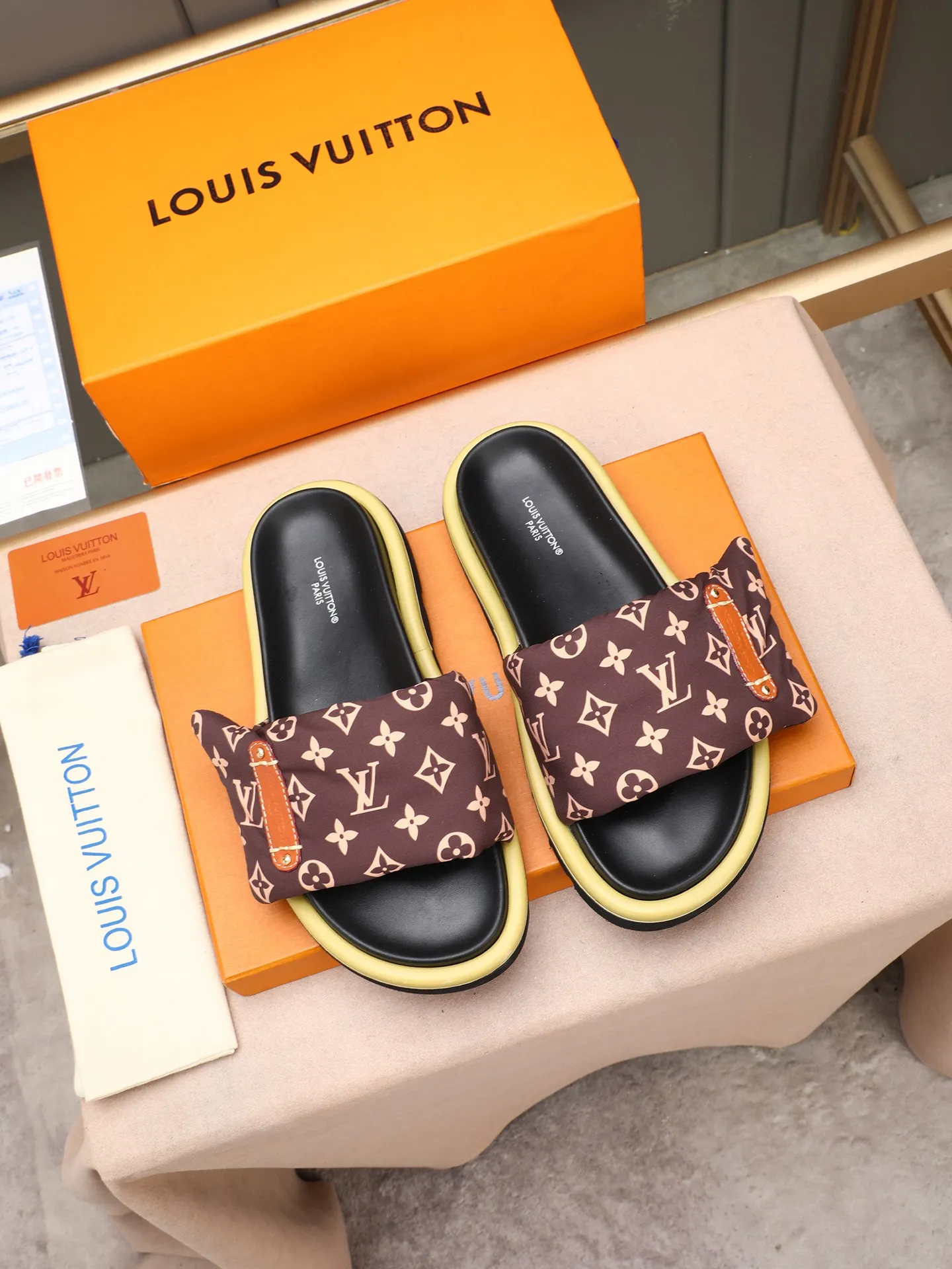 PP360 [LOUIS VUITTON] Louis Vuitton, LV printing, men's and women's slippers are on the market. The drawer box packaging comes with a cloth bag and a card. The upper pattern looks very soft and waxy, and it is a super versatile leg slimming tool. Fabric: imported denim/canvas/old fabric, LV hardware LOGO, official website pattern printing, comfortable to wear, feet: high-elastic PU water table. Sole: foam sole, heel height: about 5cm. Code number: 35-46, 35, 45, 46 are custom-made and non-returnable. Color: multiple colors and styles available.